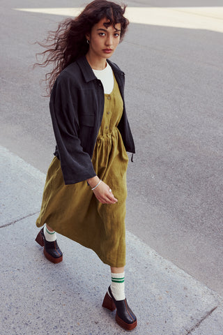 Veste en lin de couleur noire légèrement oversized. Lien se resserrant au niveau de la taille. Fait à Montréal.