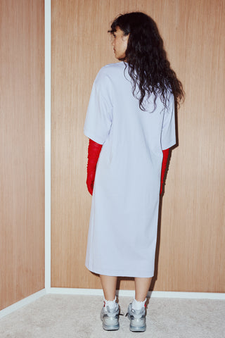Robe longue 100% coton. Manches 3/4. Légèrement oversized. Fente à l'avant pour marcher en toute sécurité. Couleur lilas. Fait à Montréal.