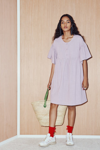 Robe mi-longue 100% coton. Manches à volants, haut boutonnière. Elle peut faire habiller comme elle peut faire décontracté. Couleur plum. Définitivement un coup de coeur. Fait à Montréal.