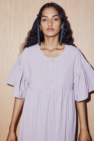 Robe mi-longue 100% coton. Manches à volants, haut boutonnière. Elle peut faire habiller comme elle peut faire décontracté. Couleur plum. Définitivement un coup de coeur. Fait à Montréal.