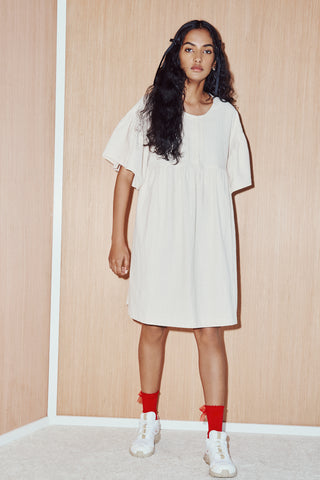Robe mi-longue 100% coton. Manches à volants, haut boutonnière. Elle peut faire habiller comme elle peut faire décontracté. Couleur white sand. Définitivement un coup de coeur. Fait à Montréal.