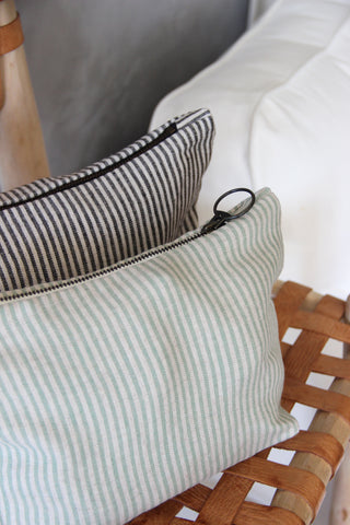 THE STRIPED TRAVEL BAG