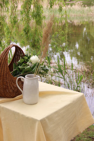 THE PLAIN TABLECLOTH
