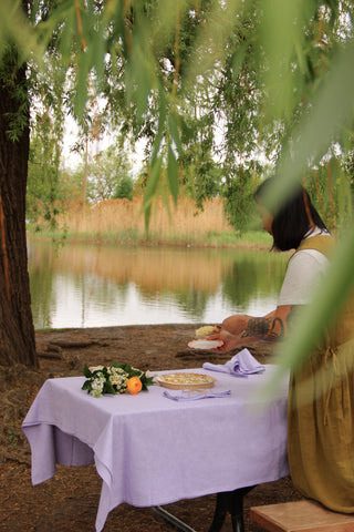 THE PLAIN TABLECLOTH